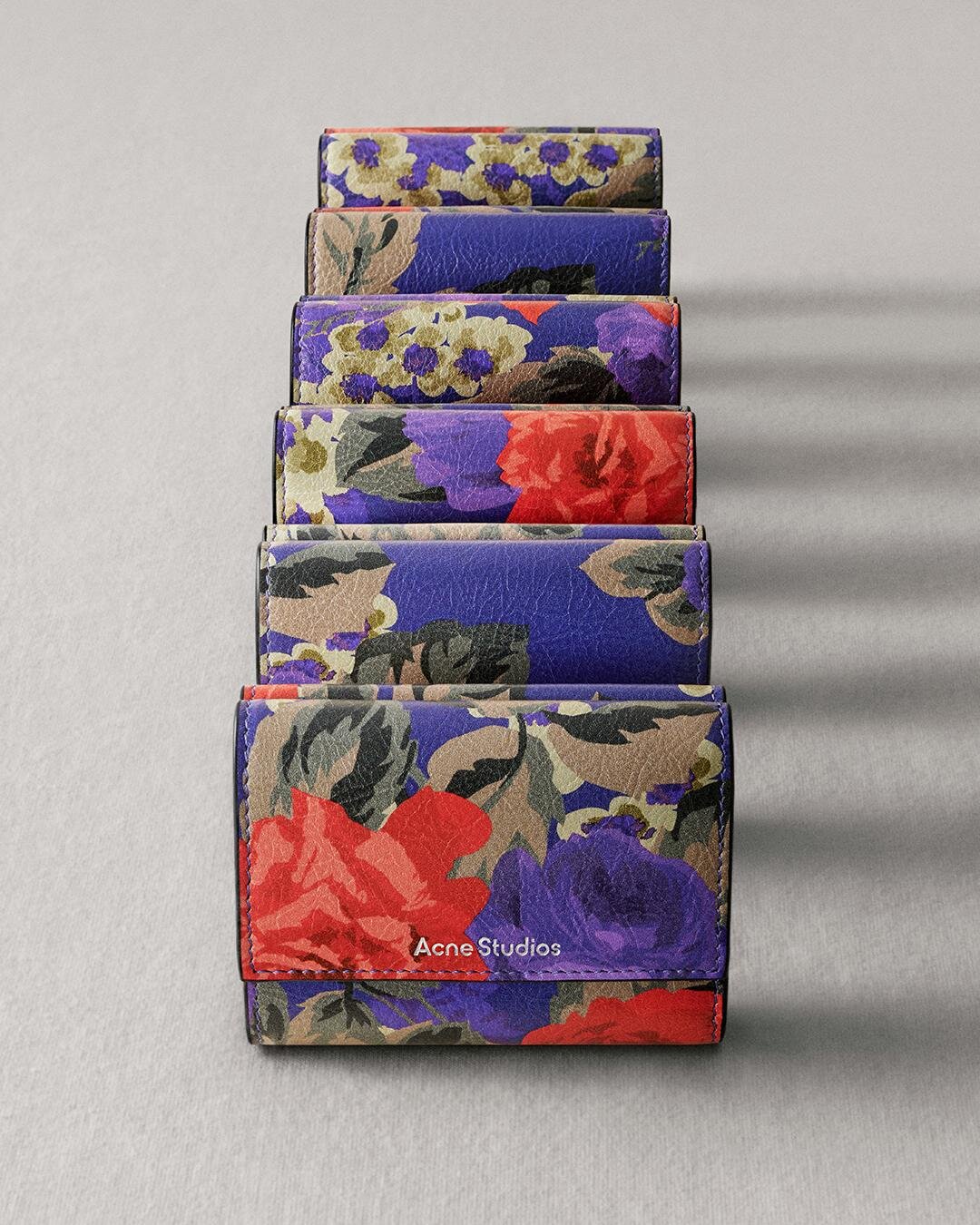 アクネ ストゥディオズ“レトロな花柄”の3つ折り財布、オレンジor