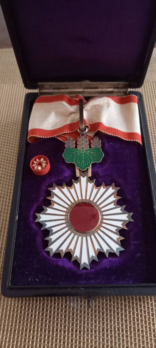 Yahoo!オークション -「勲三等旭日中綬章」(勲章) (徽章)の落札相場