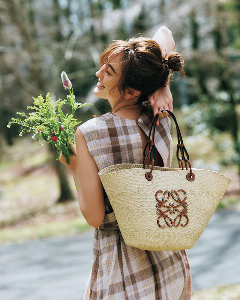 ロエベ」の最新カゴバッグ4選【アラサー女子に大人気】 | CLASSY