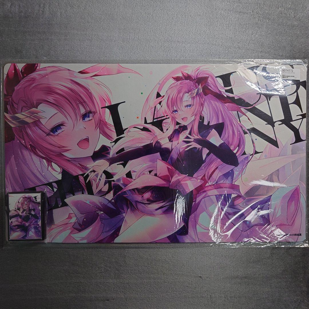 α2 ガンダムSEED 艦長服&白背景 ラクス・クライン スリーブ&プレイマット ボディラインが美しいパイロットスーツ！劇場版「SEED FREEDOM」より